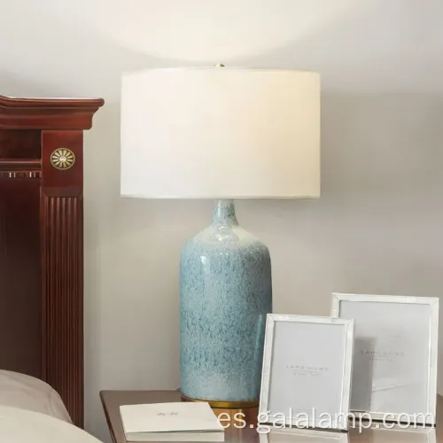 Elegante lámpara de cobre y cerámica con diseños tradicionales